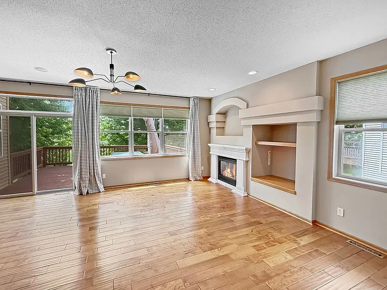 815 Newberry Ln — Photo 3