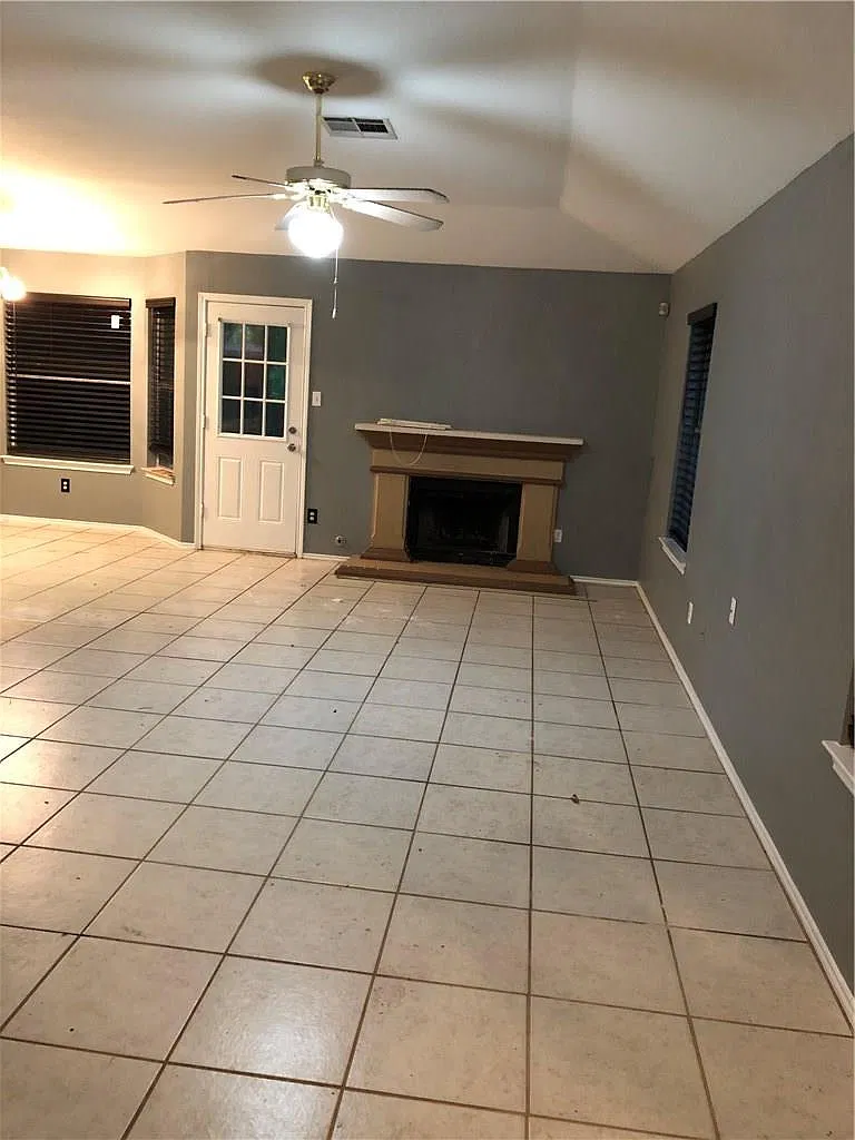 3 bed, 2.0 bath, 1372 sqft, $2,050 — Photo 2