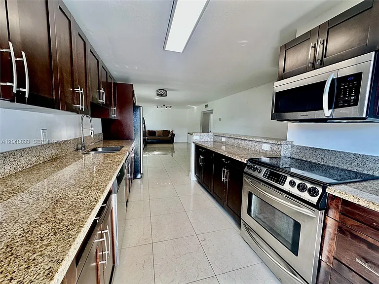 1540 SW 5th Pl #4 — Photo 15