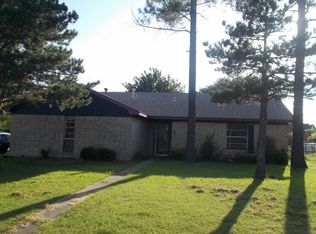 704 Oak Main Ave, Comanche, OK 73529