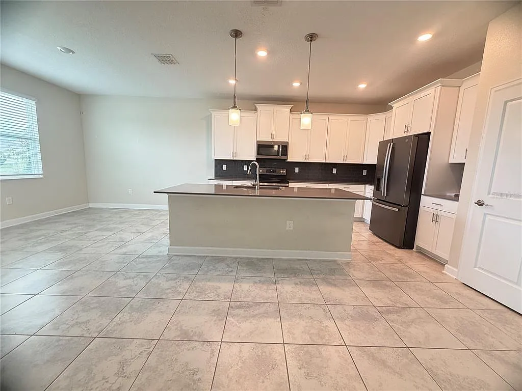 4 bed, 2.5 bath, 2414 sqft, $2,400 — Photo 3
