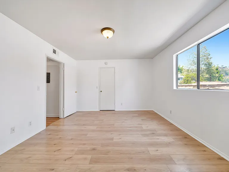 1614 E Chevy Chase Dr — Photo 15