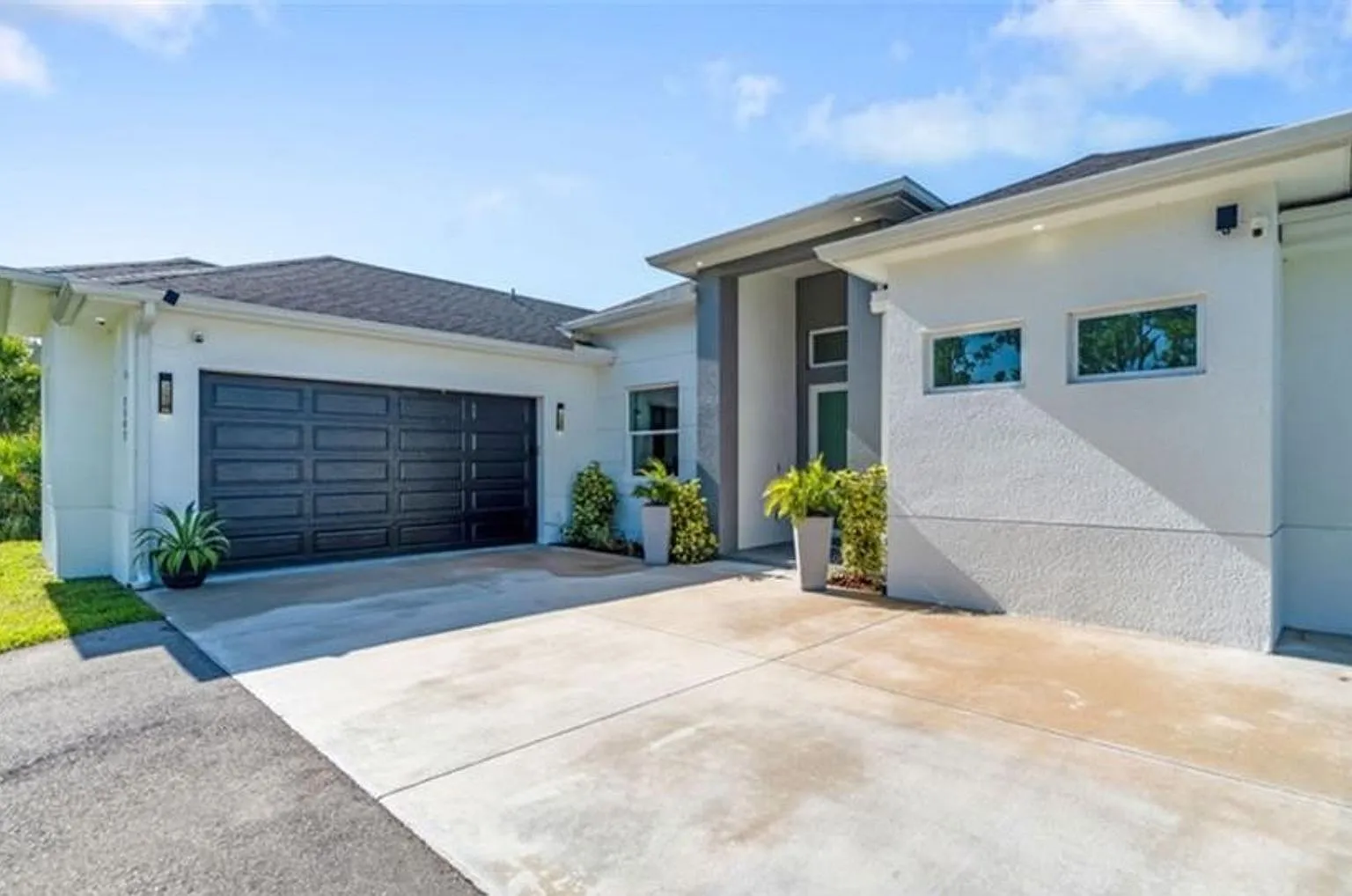 Beautiful-Unfurnished Annual Rental 3+Den 2 Car Garage Now Available — Photo 4