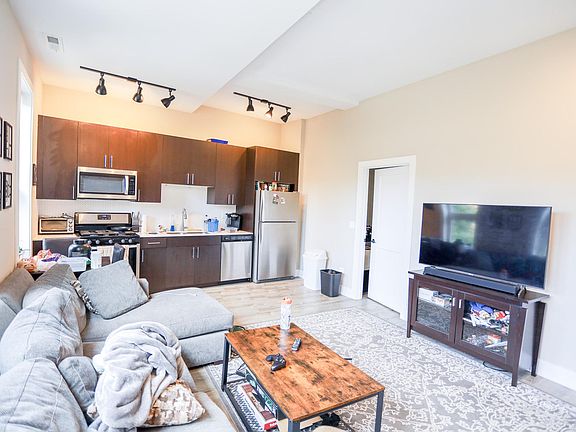 3rd image of 935 W Belle Plaine Ave #306