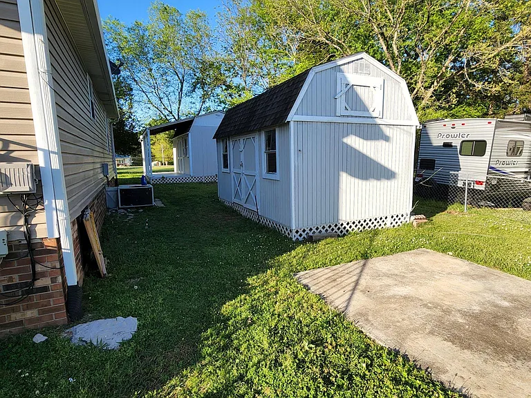 1129 S Maple St — Photo 24