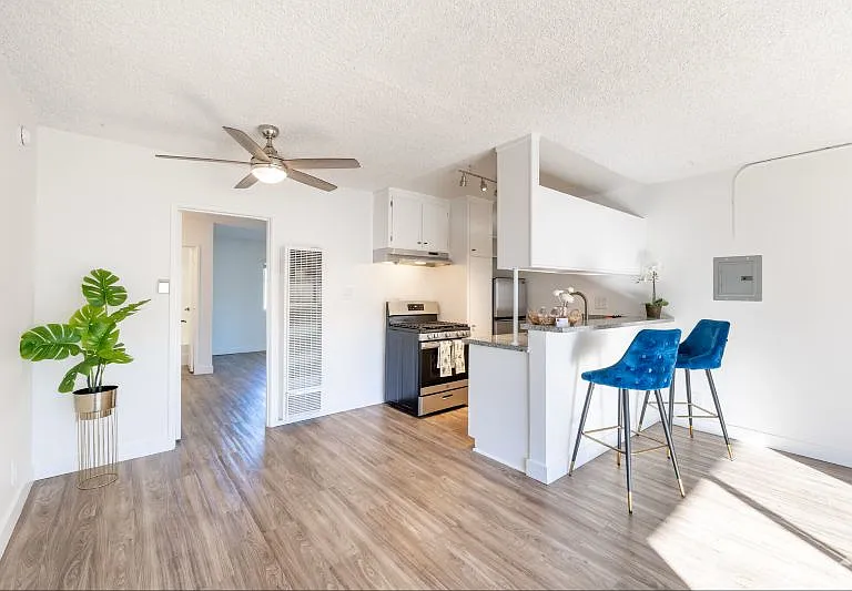 Carson Oakwood Apartments — Photo 15