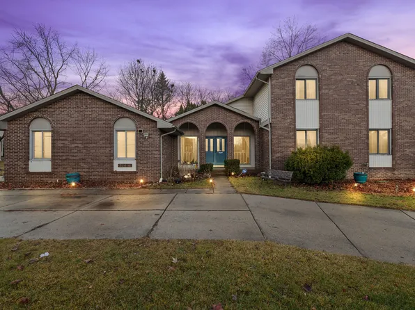 22495 Shadowglen Dr, Farmington Hills, MI 48335