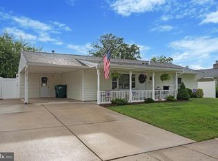 33 Tulip Ln, Levittown, PA
