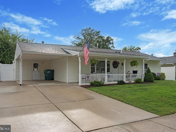 33 Tulip Ln, Levittown, PA 19054