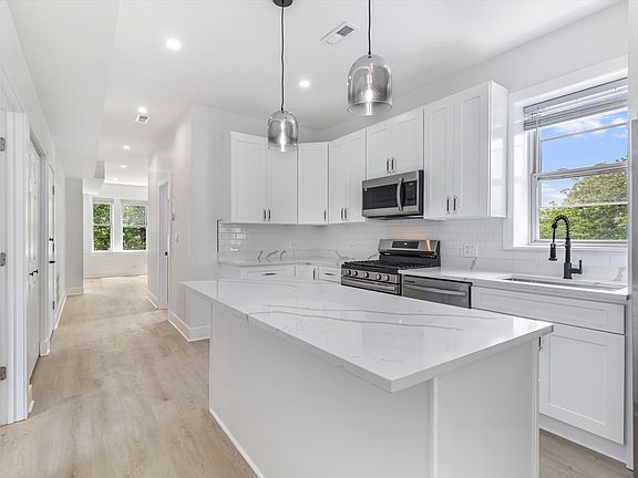 2nd image of 1916 W Wabansia Ave Unit 2