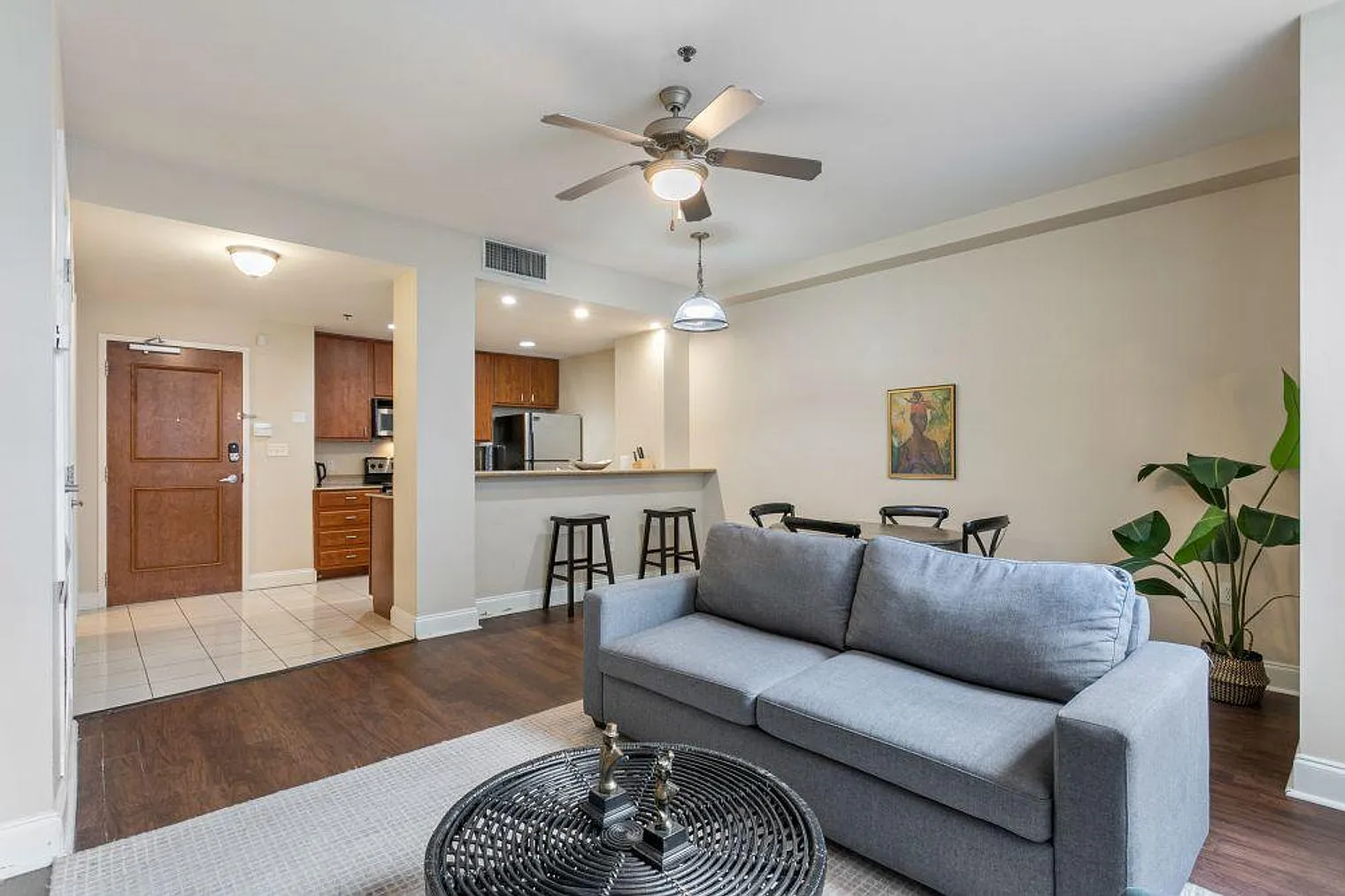 1 bed, 2.0 bath, 430 sqft, $4,211 — Photo 2