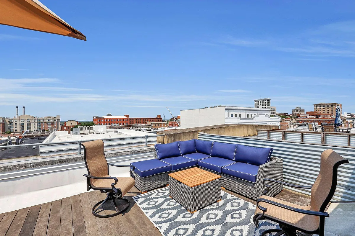 Building Photo - 301 W Broughton St #4A