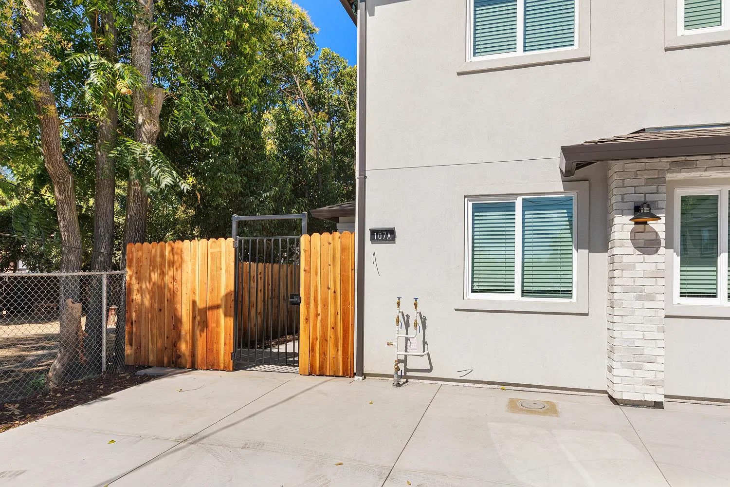 107 B St — Photo 2