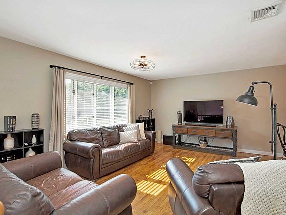 4th image of 51 Fulton St