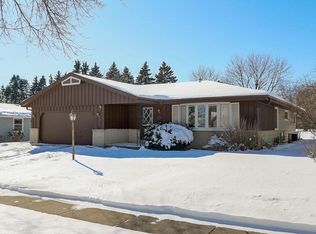 1238 Wedgewood Dr, Waukesha, WI 53186