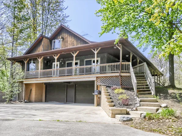 1612 Deer Path Dr, Lapeer, MI 48446