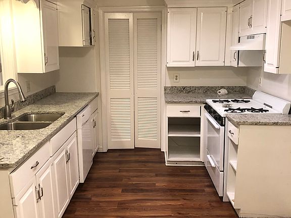3rd image of 1054 E Elm St