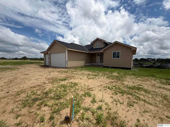 2864 Southern Hills Dr, Blair, NE 68008