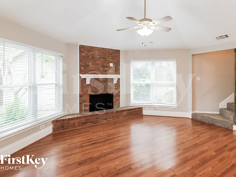 1105 Carrington Ct — Photo 3