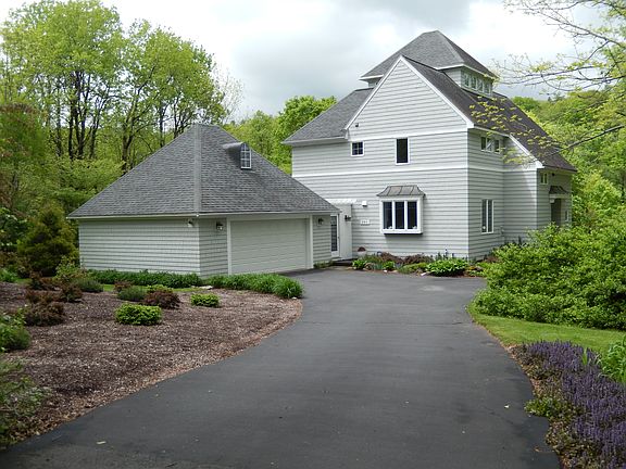 Driveway to Garage/House