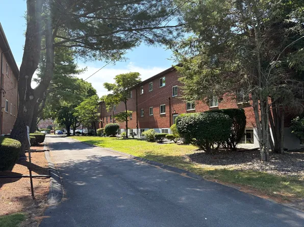 50 Bryon Rd #4, Chestnut Hill, MA 02467