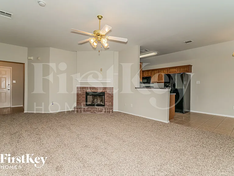 207 Amherst Dr — Photo 3