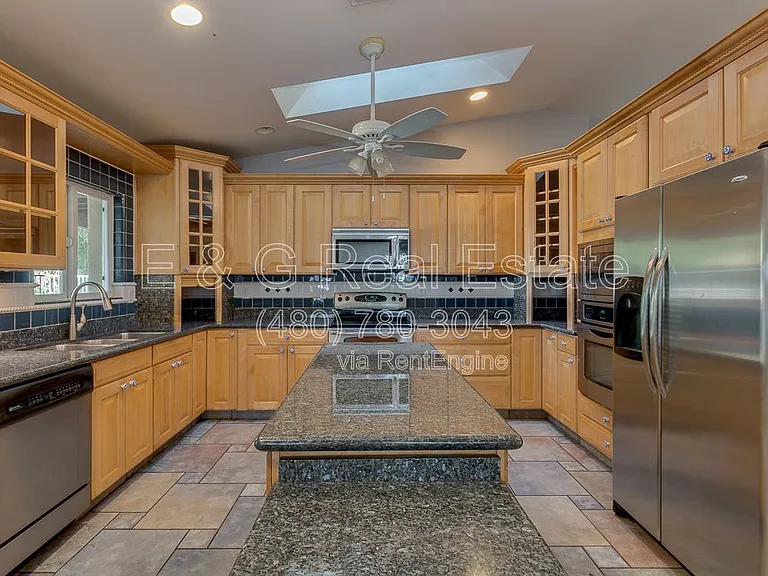 526 E Flynn Ln — Photo 10
