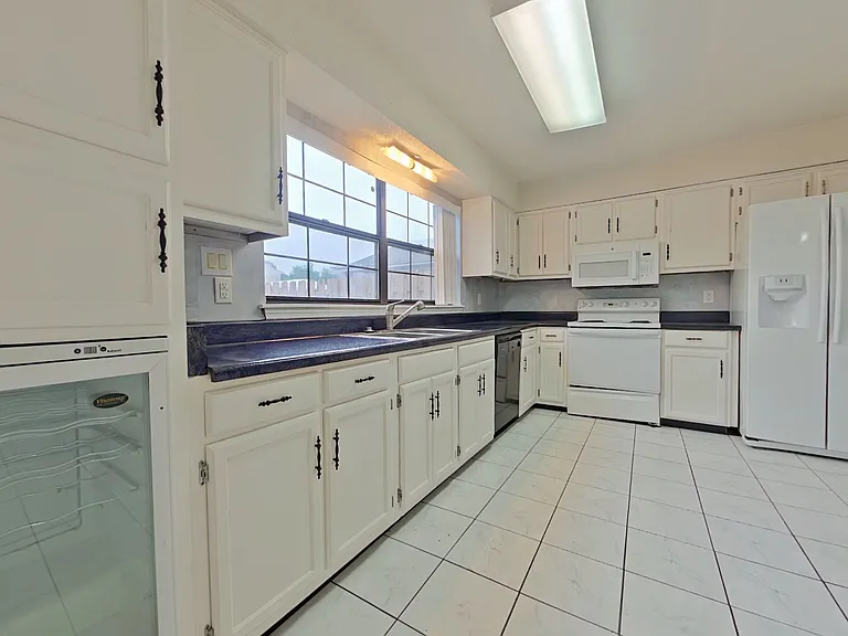 10-web-or-mls-6 Kitchen-16_05122026