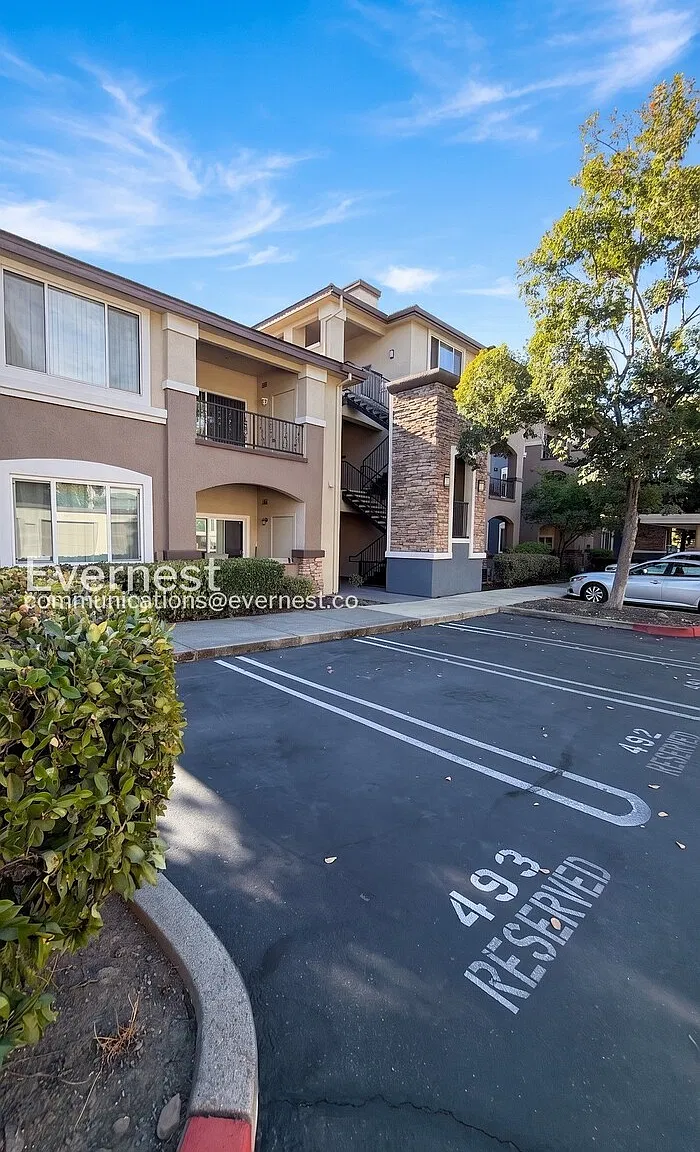 2 bed, 2.0 bath, 1041 sqft, $2,000 — Photo 1