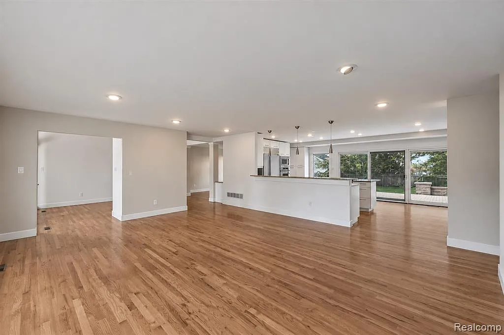 4 bed, 3.5 bath, 4401 sqft, $7,975 — Photo 3