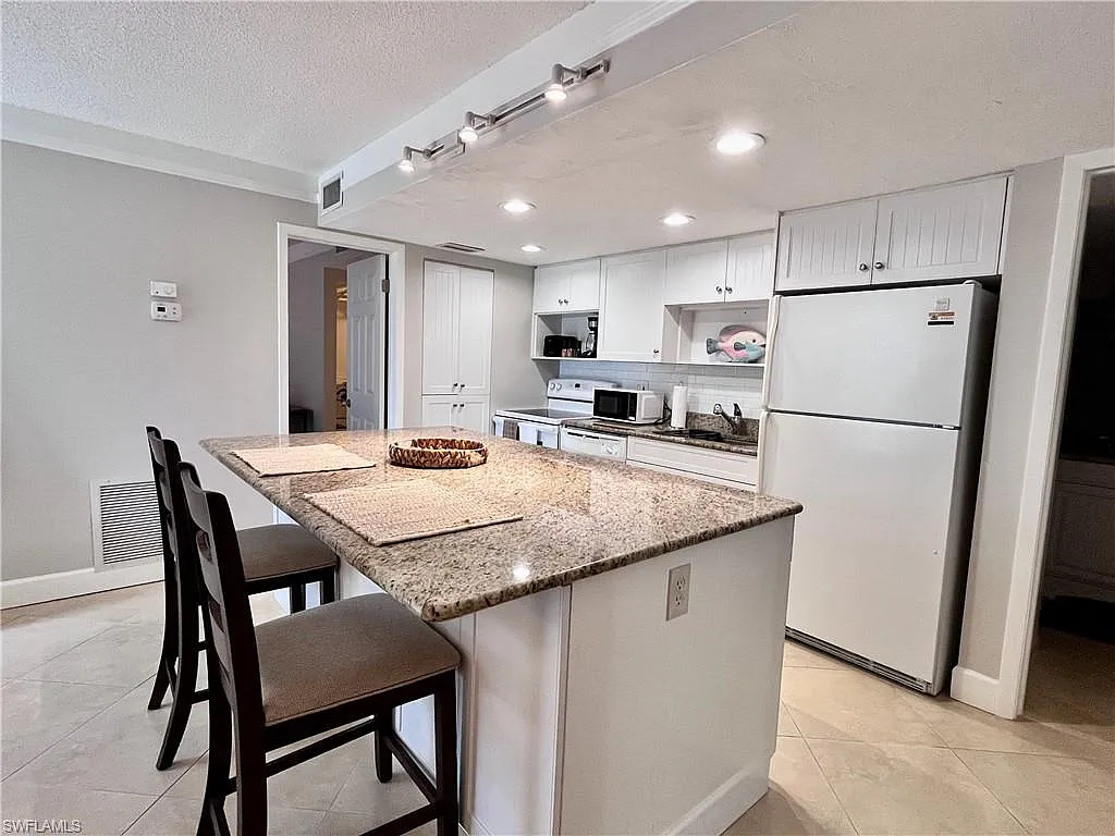 2 bed, 2.0 bath, 1010 sqft, $4,500 — Photo 2
