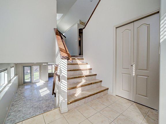 4th image of 442 Gateway Cres S