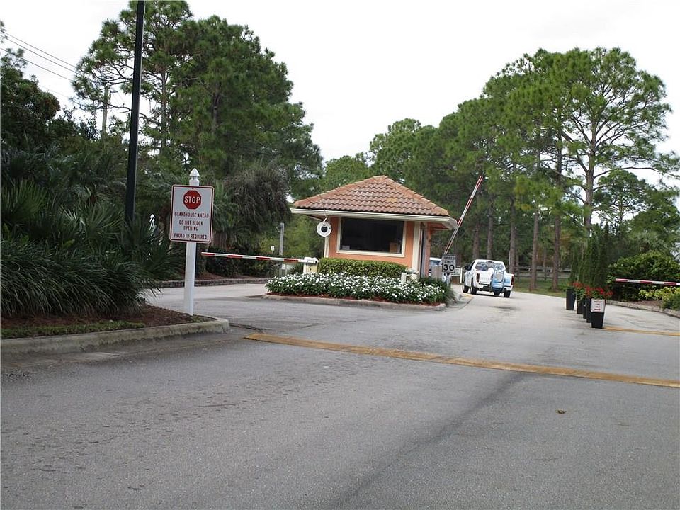 2nd image of 992 SW Squire Johns Ln