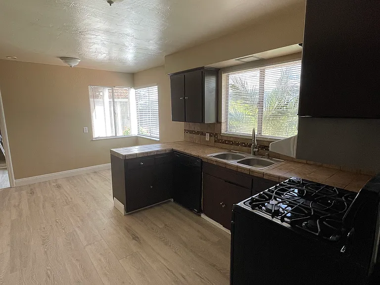 3940 N Maroa Ave — Photo 3