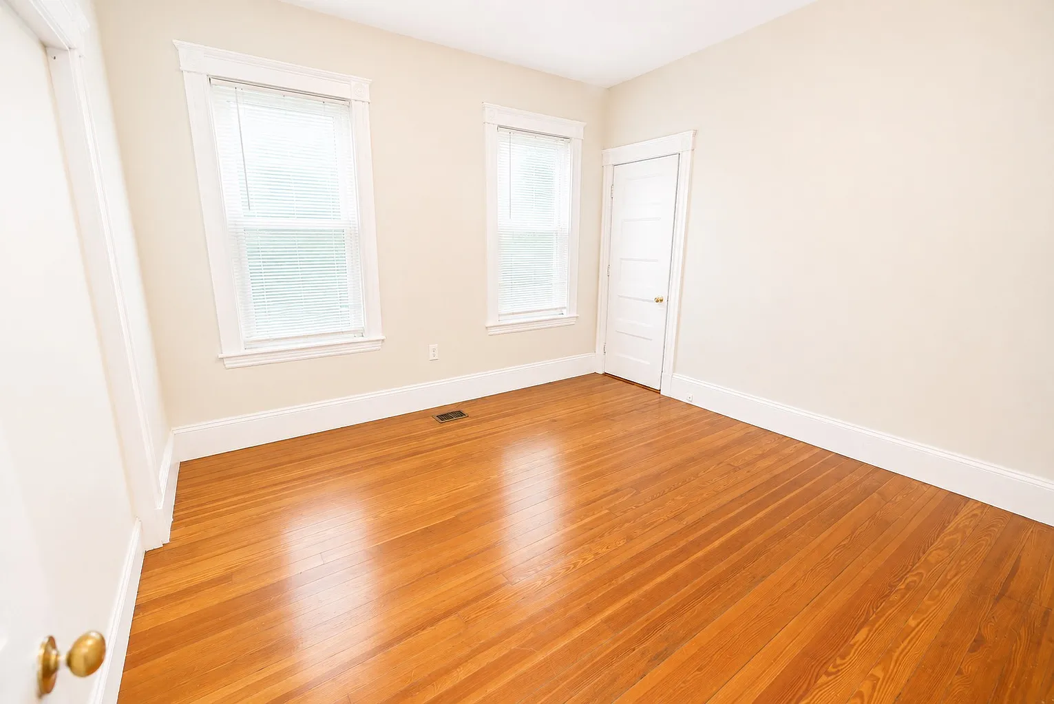 3 bed, 1254 sqft, $3,390 — Photo 4