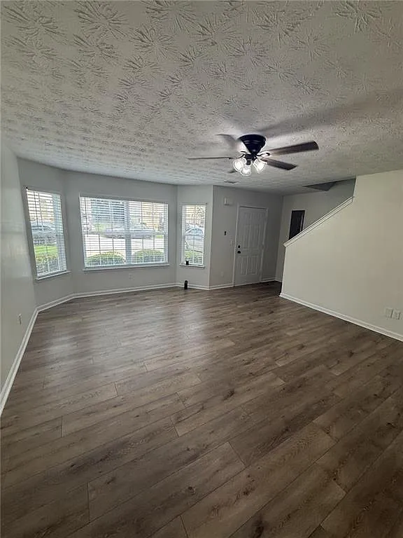 3 bed, 2.5 bath, 1224 sqft, $1,900 — Photo 2