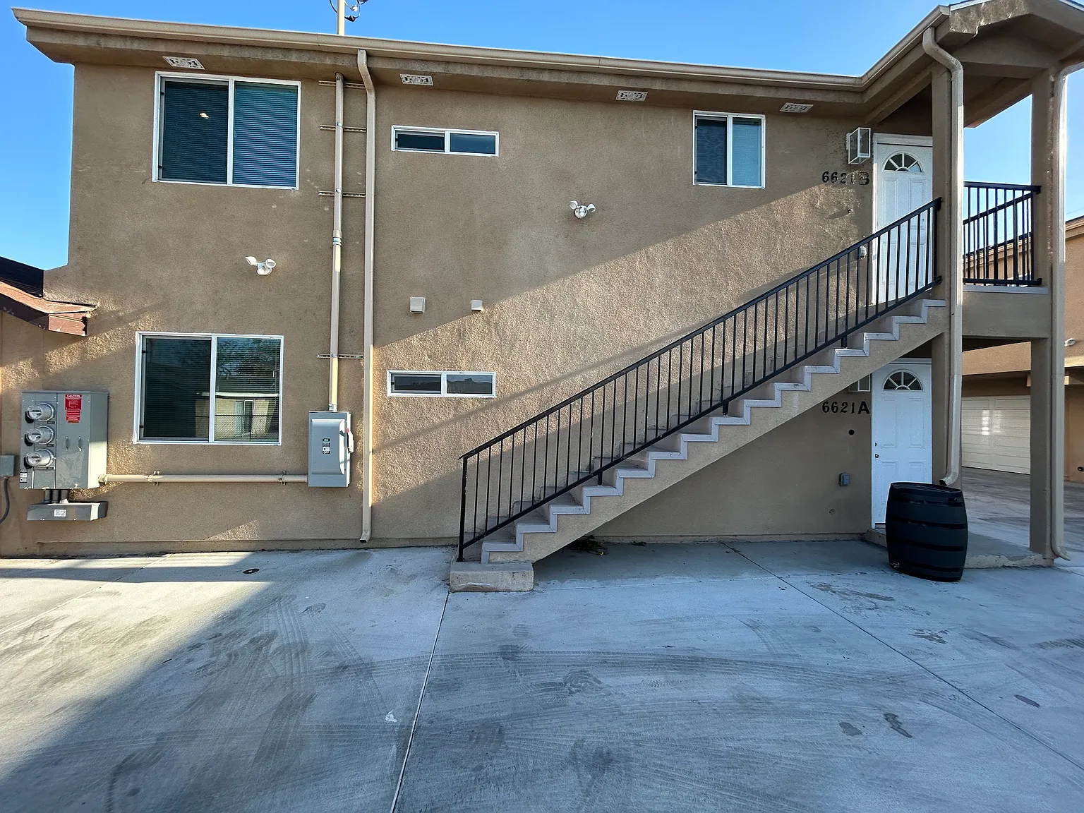 3 bed, 1000 sqft, $3,150 — Photo 1