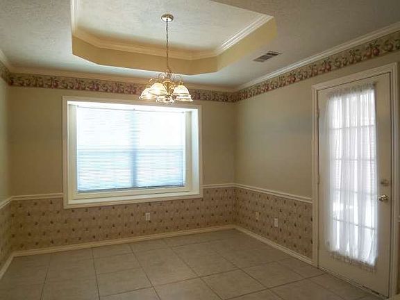 5th image of 714 Honeysuckle Ln