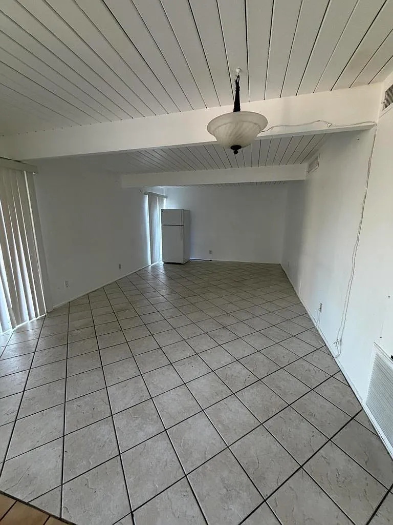 3 bed, 2.0 bath, 1225 sqft, $2,300 — Photo 4