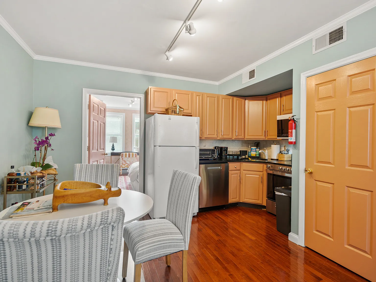 1 bed, 700 sqft, $3,870 — Photo 3