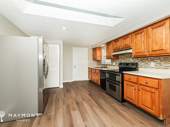 5th image of 333 Brownstone Dr