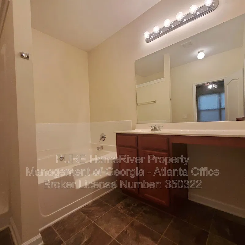 3 bed, 2.0 bath, 1268 sqft, $1,950 — Photo 4