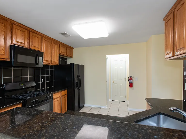 106 Wallace Ct — Photo 4