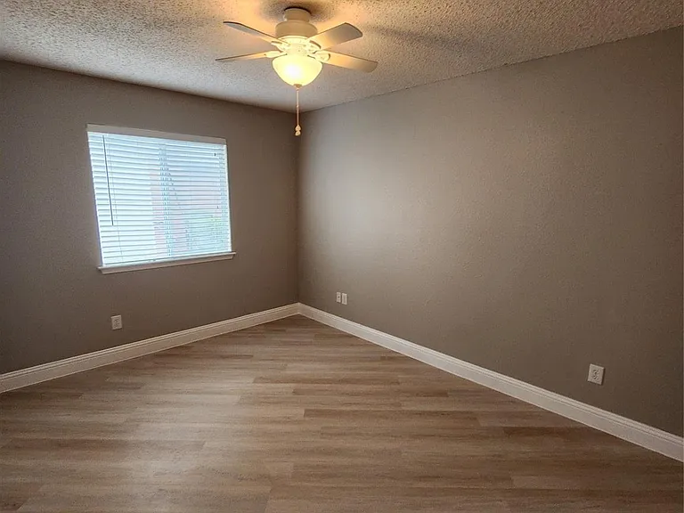 907 Live Oak Dr — Photo 9