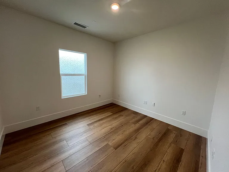 340 Rendar Ln — Photo 10