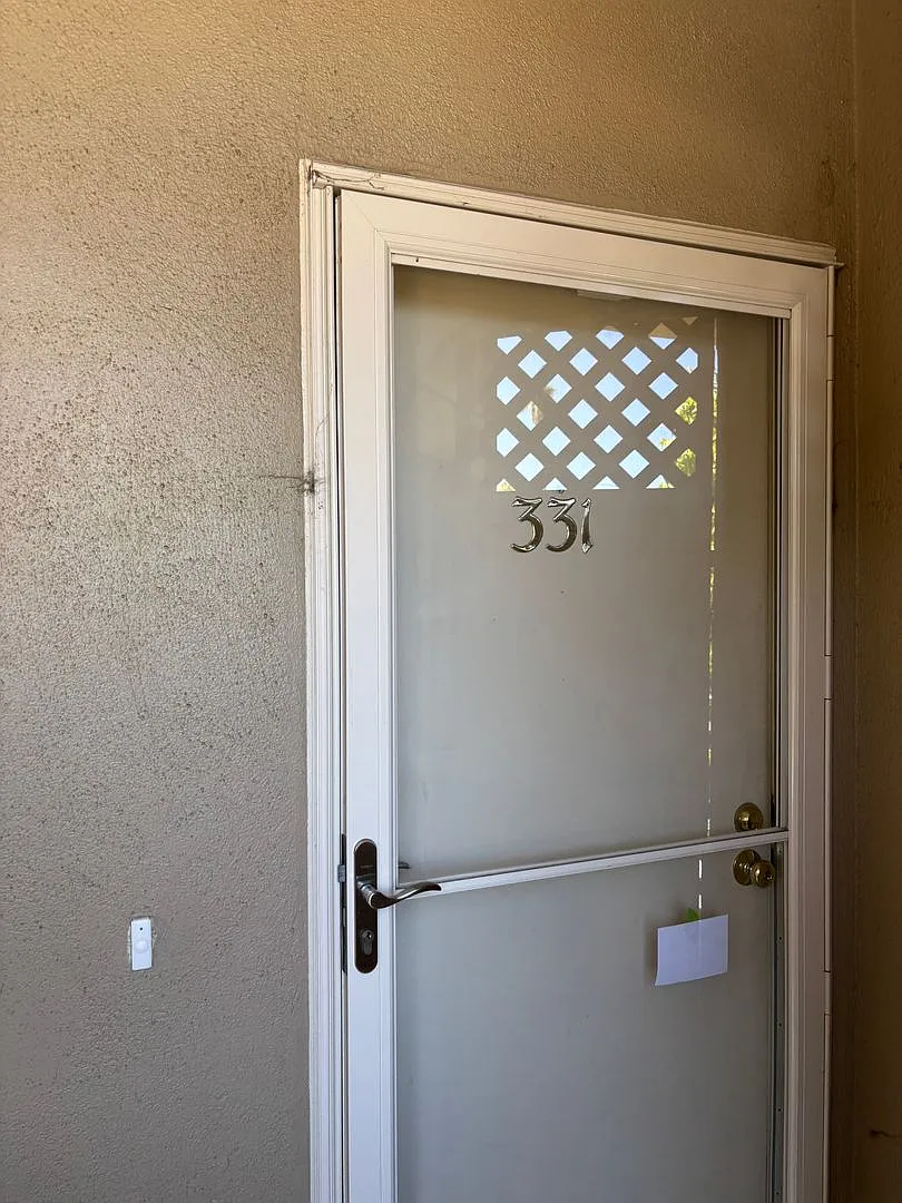Location, location, location! This gated community is 5 minutes walking distance to downtown Sant... — Photo 2