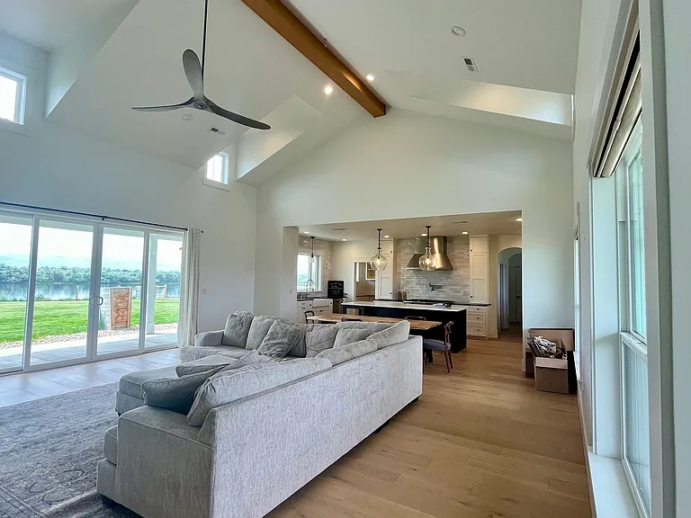 24915 Platinum Ln — Photo 32