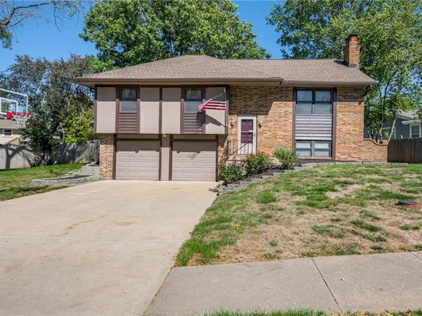 608 S Valley Rd, Olathe, KS 66061