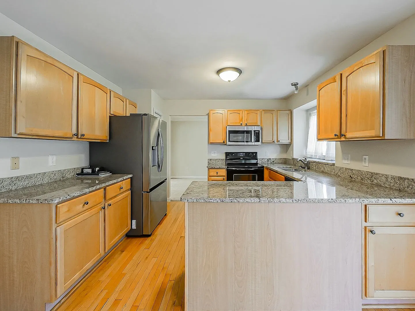 Spacious 4-Bedroom Colonial Home in Wixom! — Photo 3