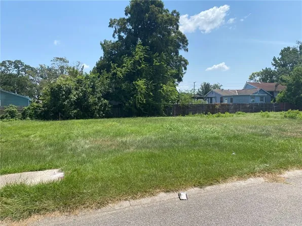 3221 Packenham Dr, Chalmette, LA 70043